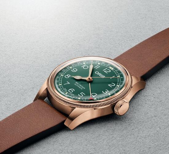 The combination of the bronze case and green dial make the timepiece very vintage.